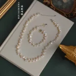 Collier en perles d’eau douce baroques avec chaîne en argent