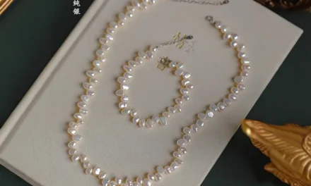 Collier en perles d’eau douce baroques avec chaîne en argent