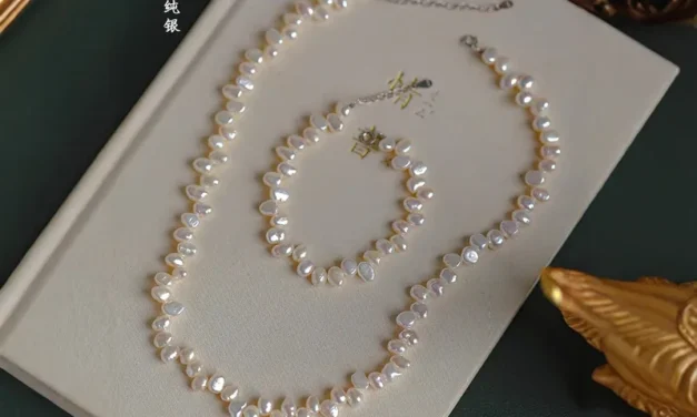 Collier en perles d’eau douce baroques avec chaîne en argent