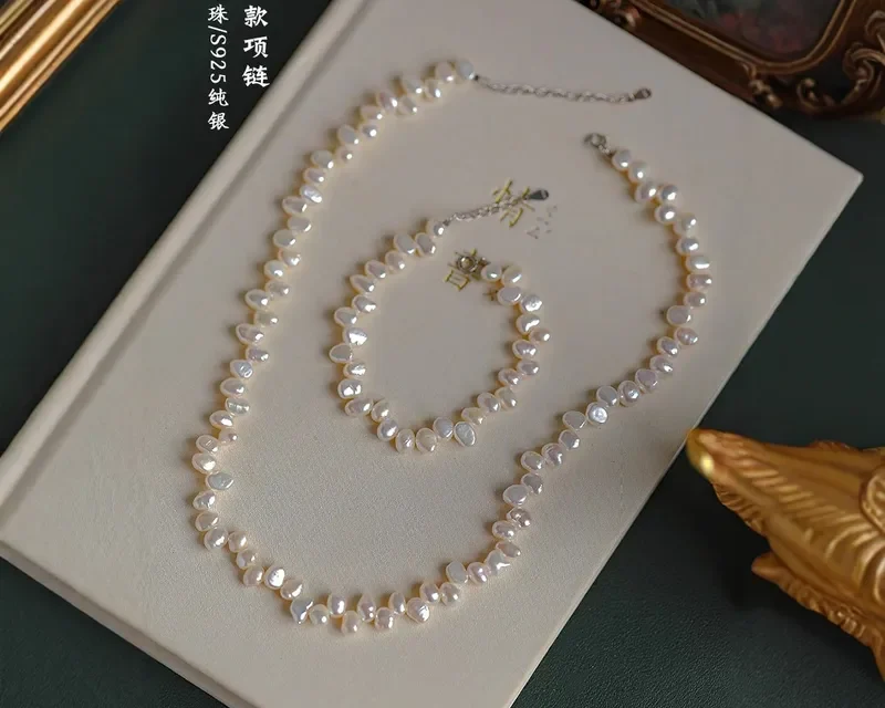 Collier en perles d’eau douce baroques avec chaîne en argent